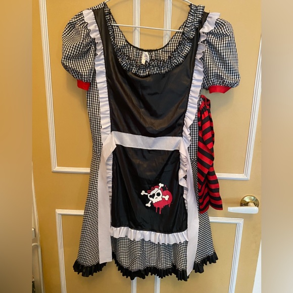 Woman’s costume - Picture 2 of 4